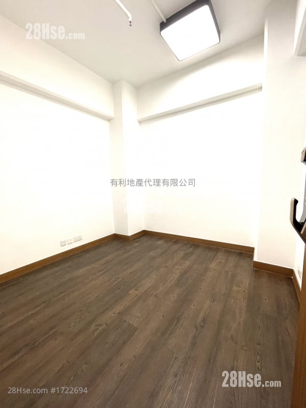 Yau Lee Centre Sell 102 ft²