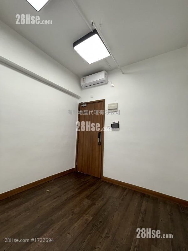Yau Lee Centre Sell 102 ft²