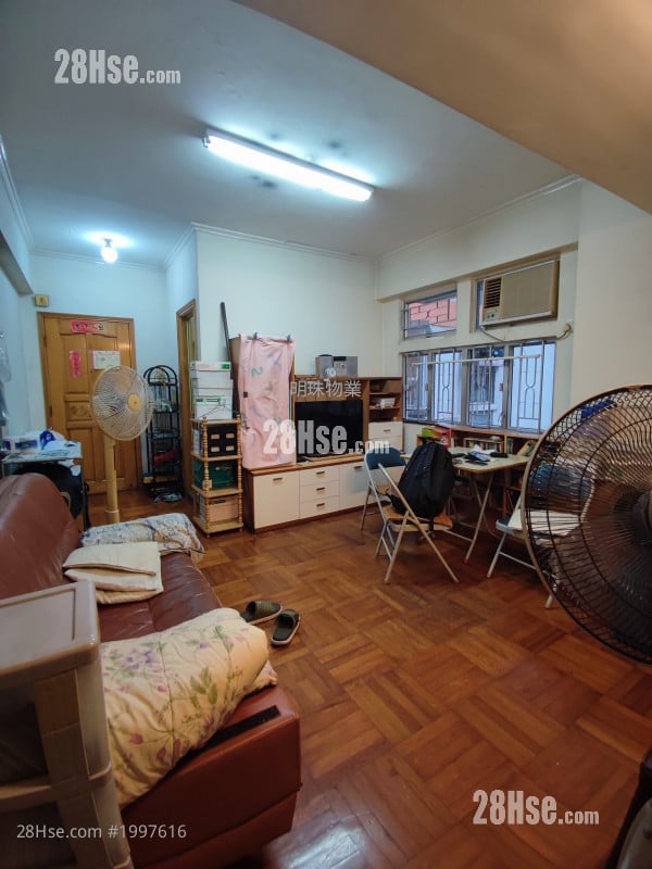 Man On House Sell 2 Bedrooms 457 ft²