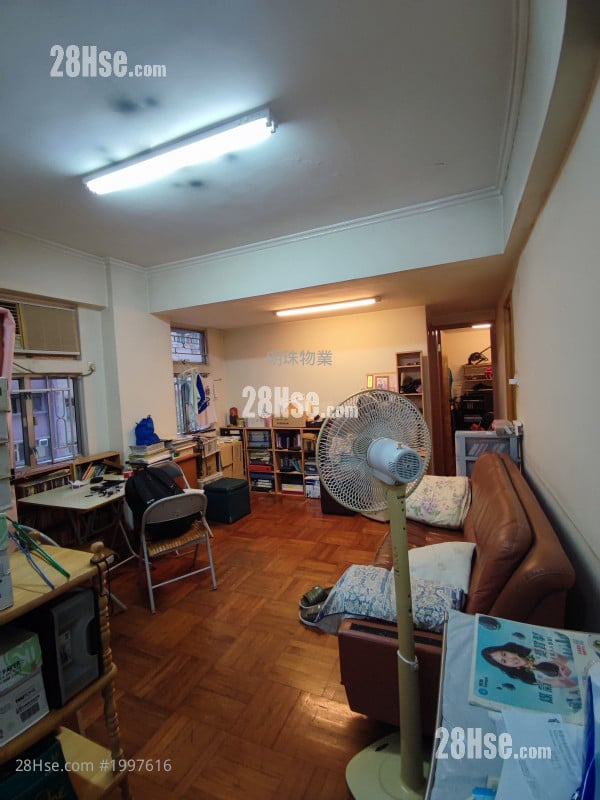 Man On House Sell 2 Bedrooms 457 ft²