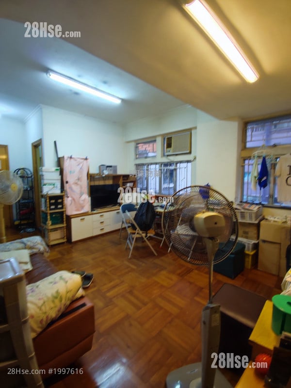 Man On House Sell 2 Bedrooms 457 ft²