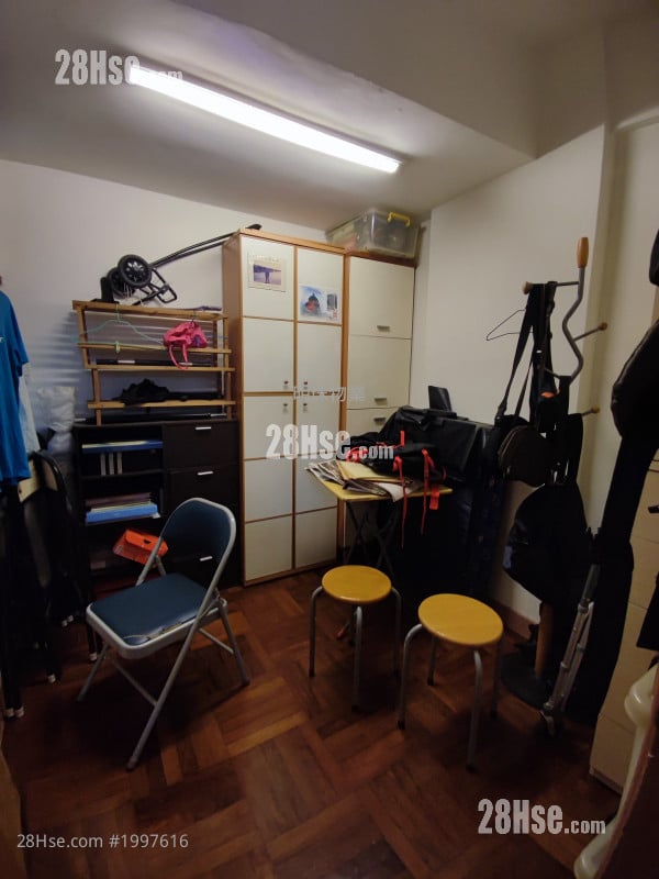 Man On House Sell 2 Bedrooms 457 ft²