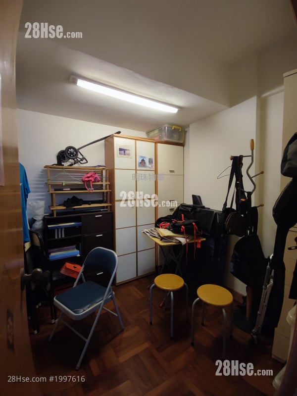 Man On House Sell 2 Bedrooms 457 ft²