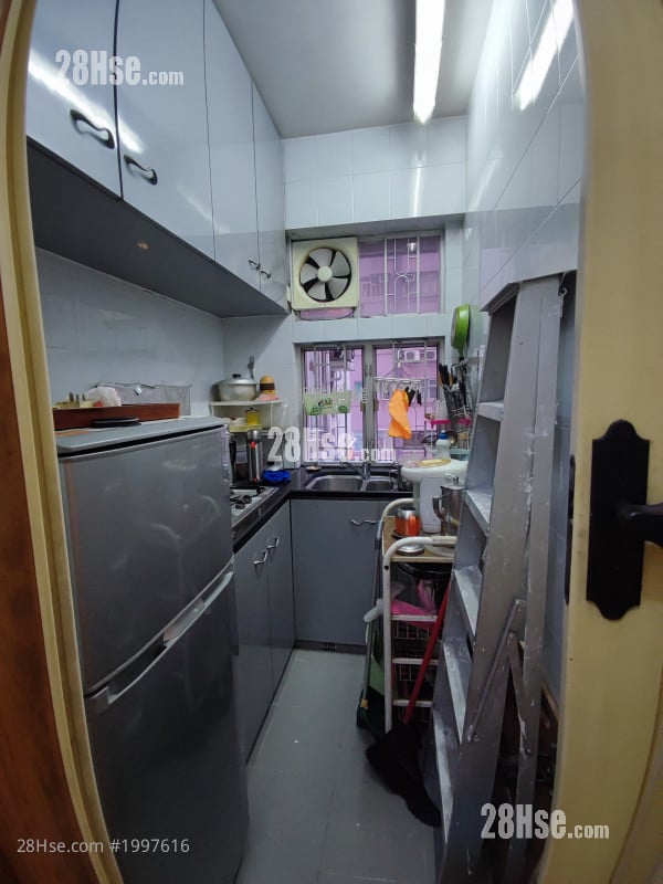 Man On House Sell 2 Bedrooms 457 ft²