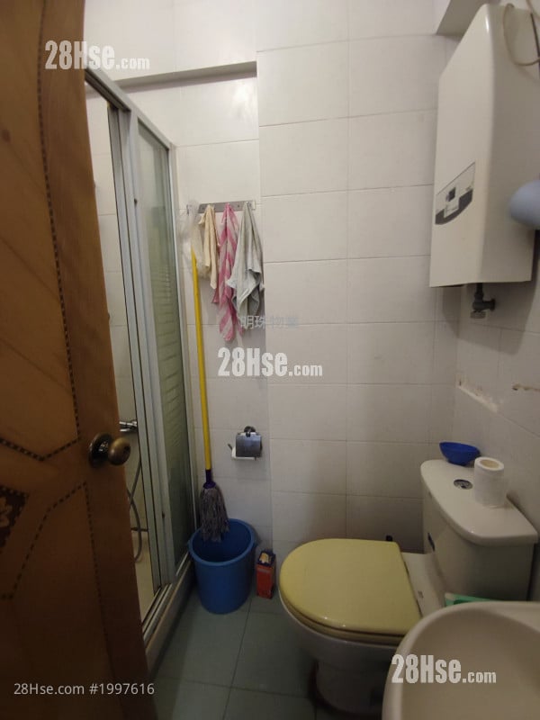 Man On House Sell 2 Bedrooms 457 ft²