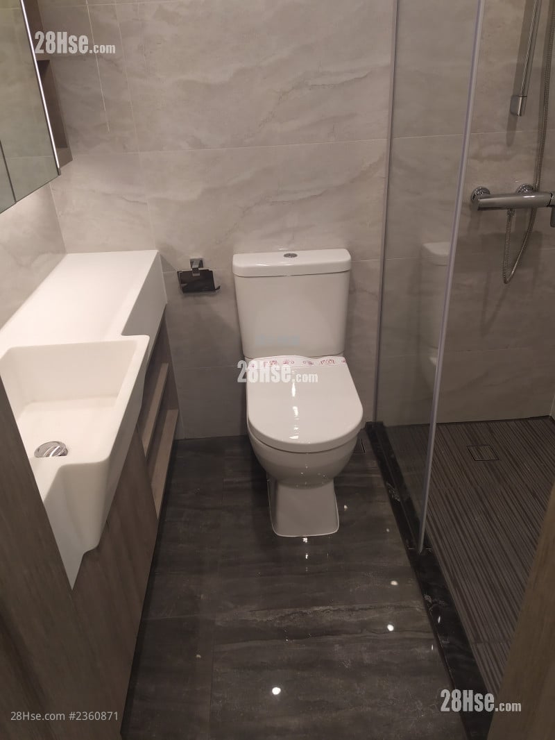 Aurora Sell Studio 217 ft² Aurora Sell Studio 217 ft²