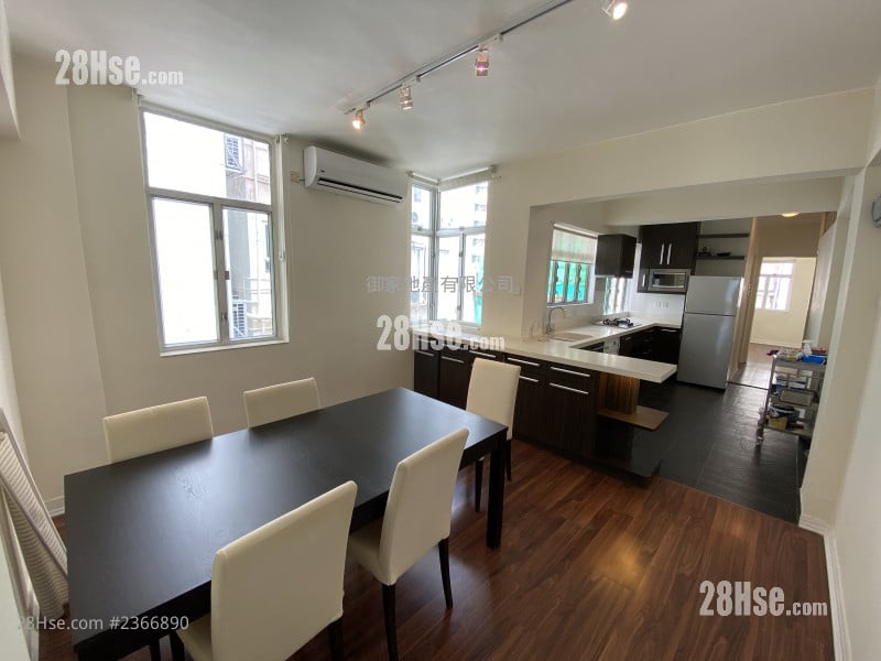 living room: 飯廳