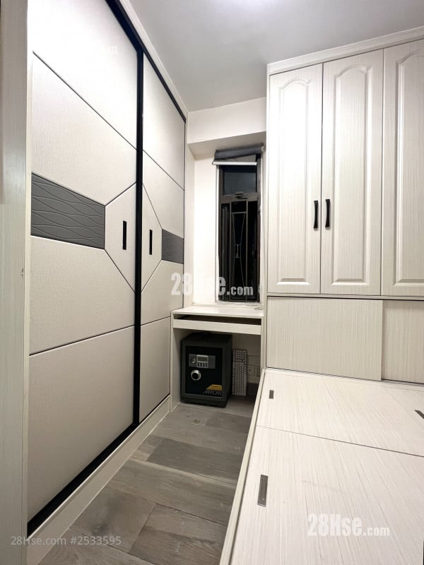 Holly Building Rental 2 Bedrooms , 1 Bathroom 405 ft²