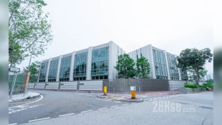 南屏汇 大厦: 南屏汇 ( La Aldea )，位于屏柏里8号，发展商为宏富远东，提供1座大厦 (39伙) 及 8幢洋房,，合共47伙。户型由开放式至二房，实用面积由276至517平方尺，洋房面积由,2393至2,643平方尺。