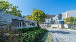Il Picco Building: 意峰 Il Picco, 位於愉景山道, 由香港興業發展，是愉景灣發展項目（「發展項目」）2a地區（部份）第18期，提供21間獨立屋，實用面積由2,023至2,171呎，間隔為3房連3套房及儲物室連廁及4房連4套房及儲物室連廁。