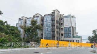 133 Portofino 大廈: 133 Portofino, 由信和集團發展，位於西貢康健路133號，設有3座及7座洋房，合共提供31伙，面積704至1,239平方呎，間隔為2房連套房及儲物室連廁、3房連套房及儲物室連廁，及4房連雙套房及儲物室連廁；洋房面積由2,373至3,491平方呎，間隔為4房連4套房及儲物室連廁，及5房連4套房及儲物室連廁。