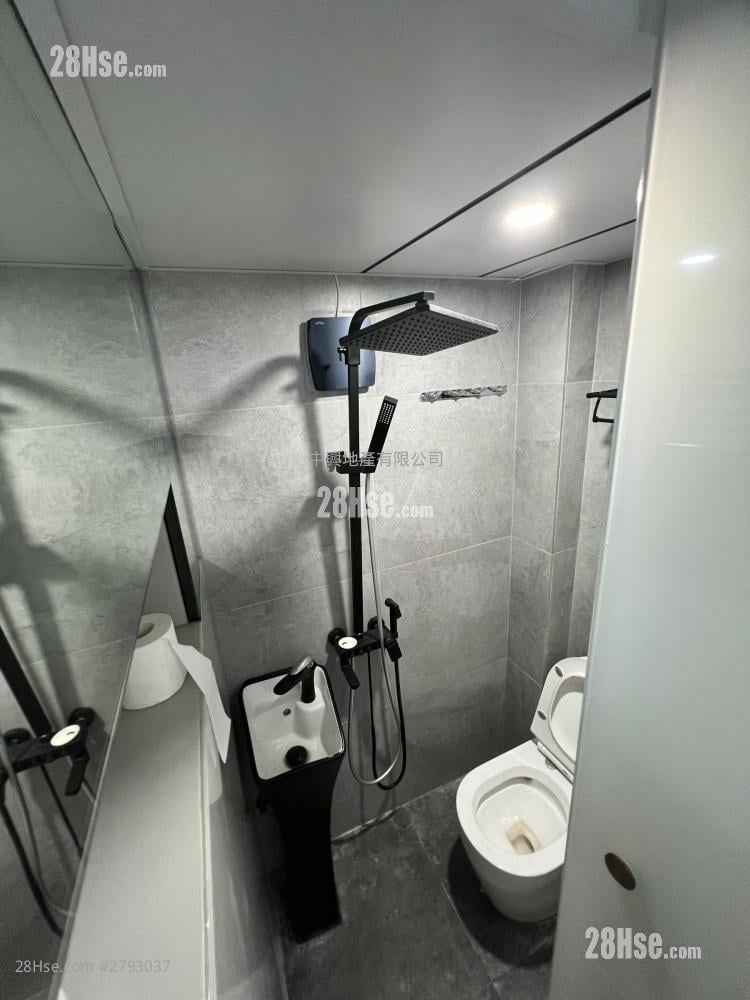 Pine Tree Building Sell Studio , 1 Bathroom 149 ft²