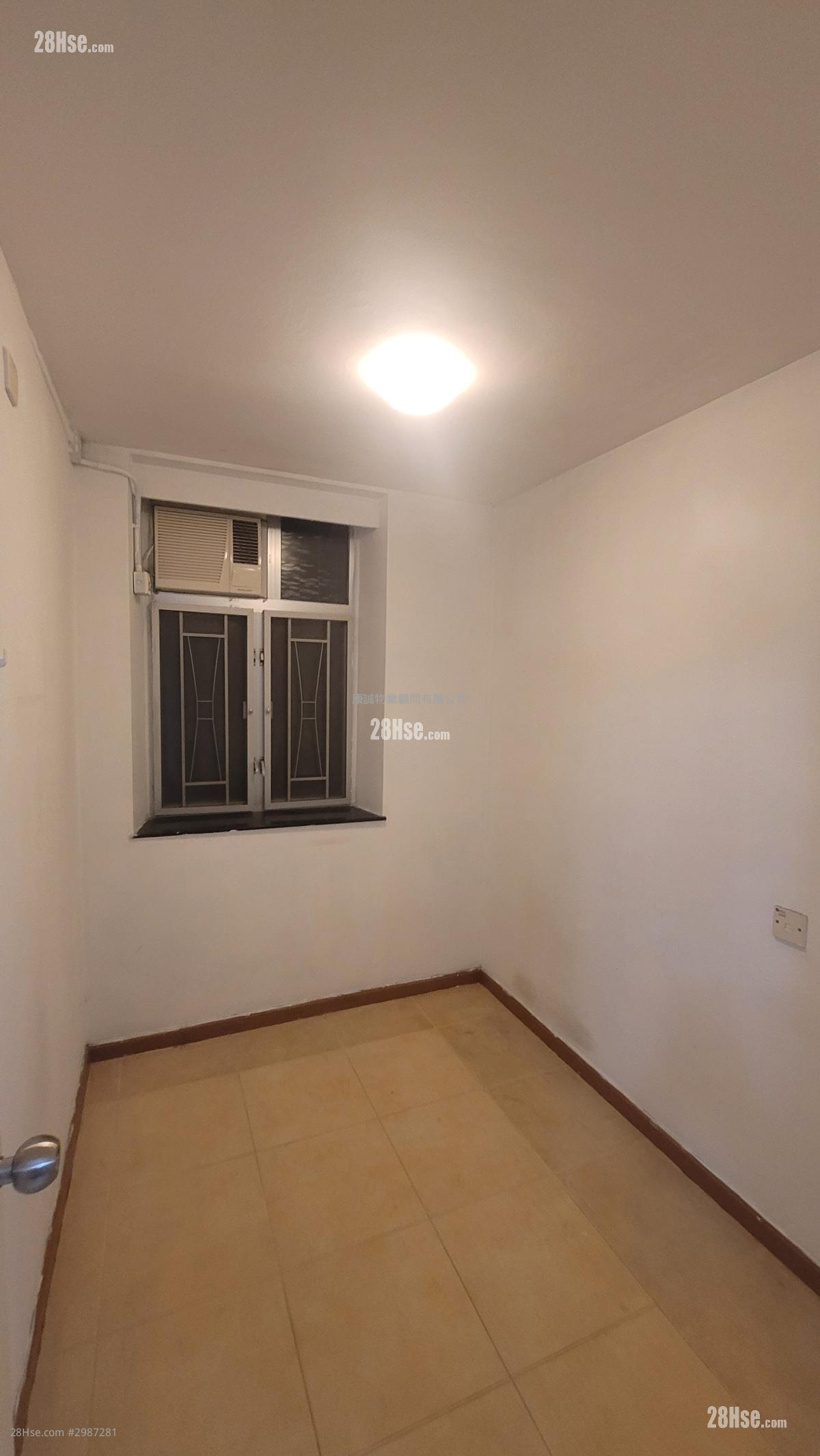 Hong Wah Court Sell 2 bedrooms , 1 bathrooms 380 ft²