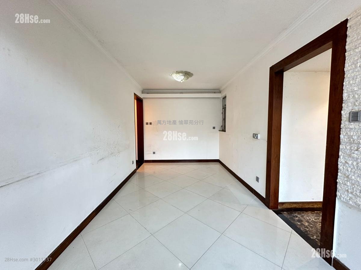 Yu Chui Court Sell 3 bedrooms , 2 bathrooms 650 ft²