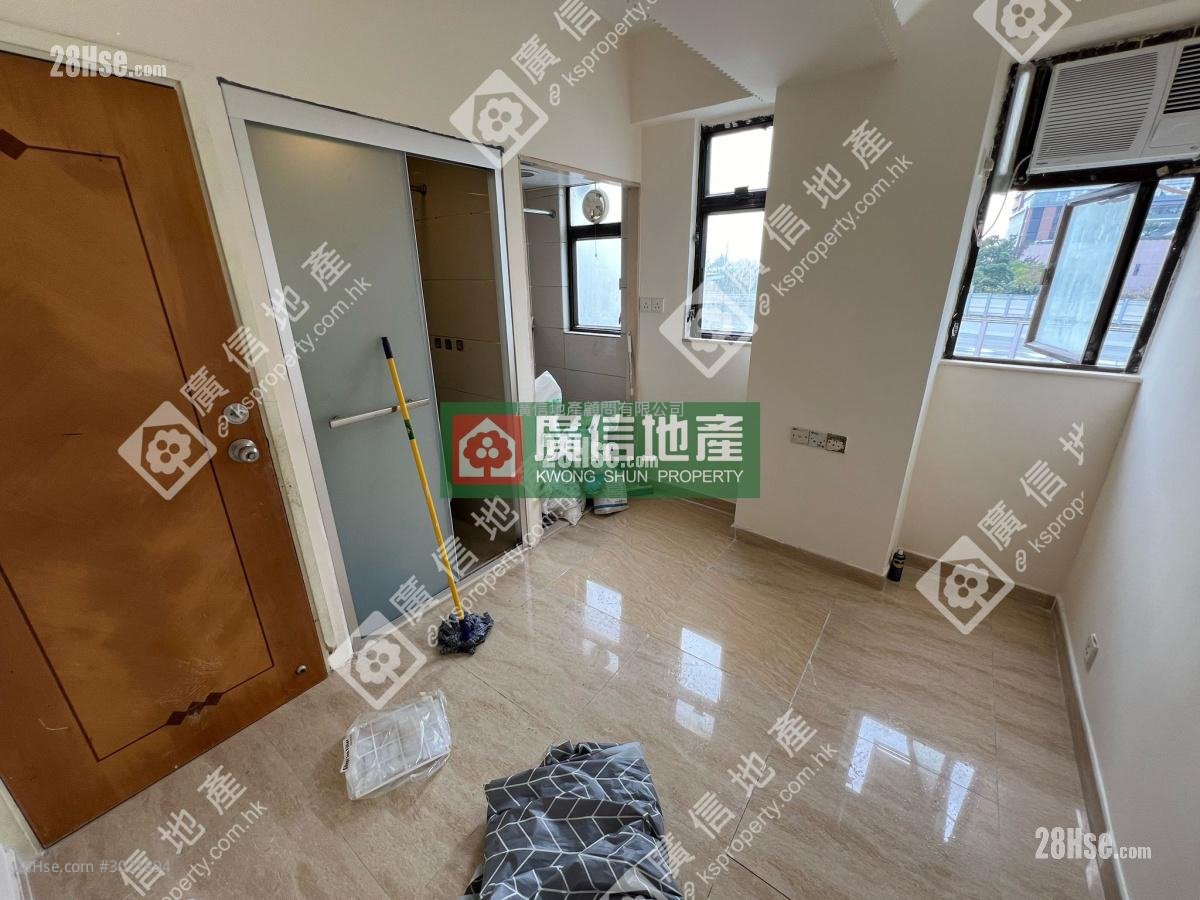 Wah Tak Building Sell 2 bedrooms , 2 bathrooms 270 ft²
