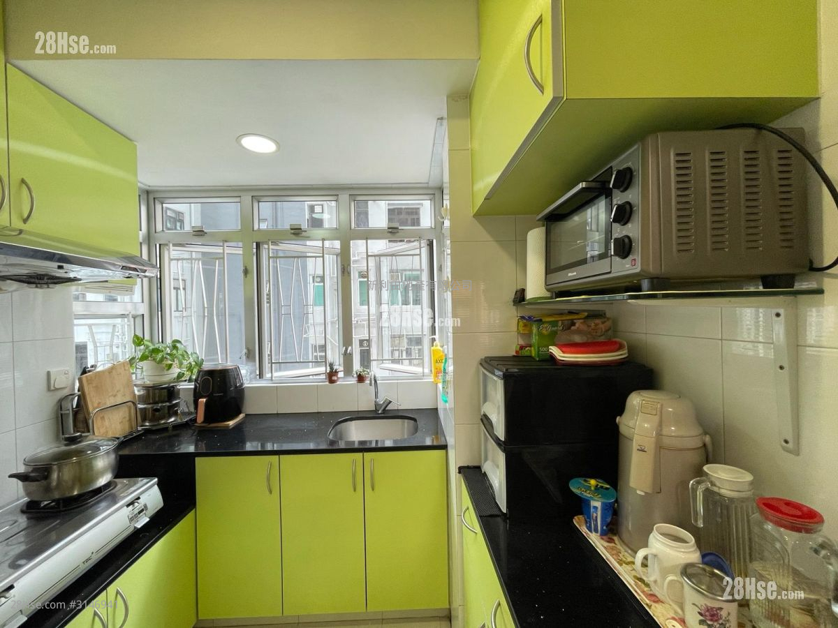 Grand Court Sell 3 Bedrooms , 2 Bathrooms 799 ft²