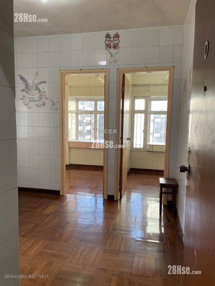 Hung Wai Building Sell 2 Bedrooms 305 ft²