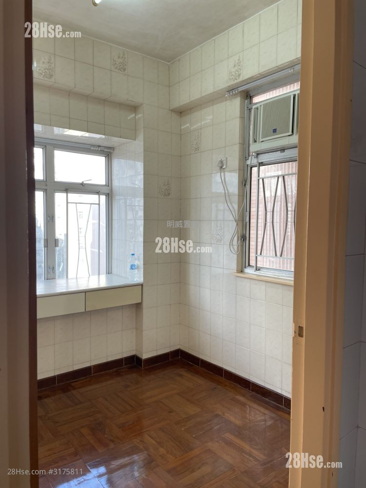 Hung Wai Building Sell 2 Bedrooms 305 ft²