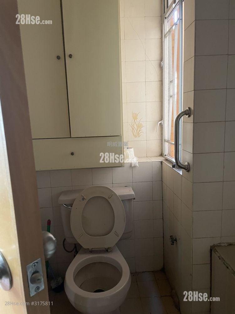 Hung Wai Building Sell 2 Bedrooms 305 ft²