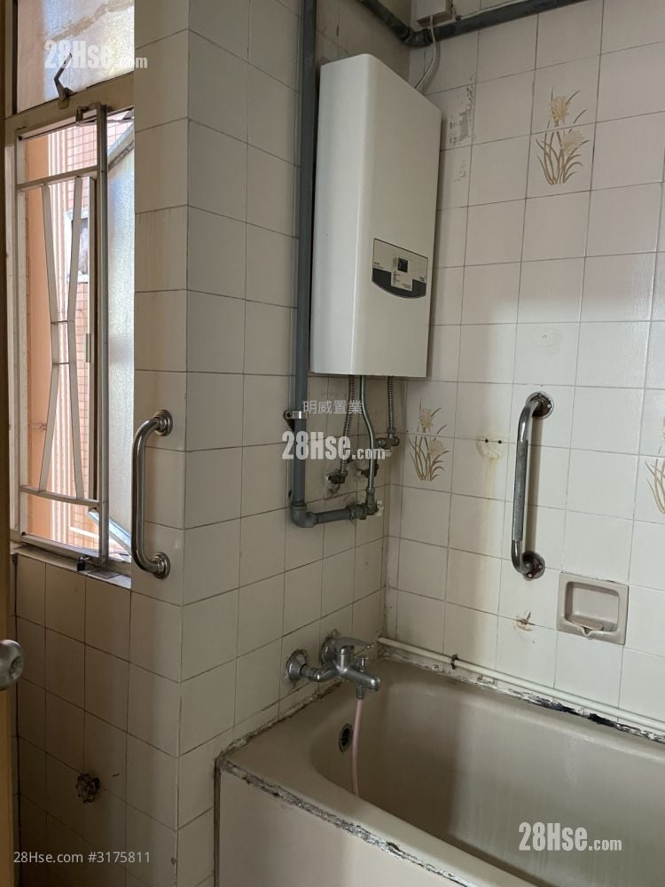 Hung Wai Building Sell 2 Bedrooms 305 ft²