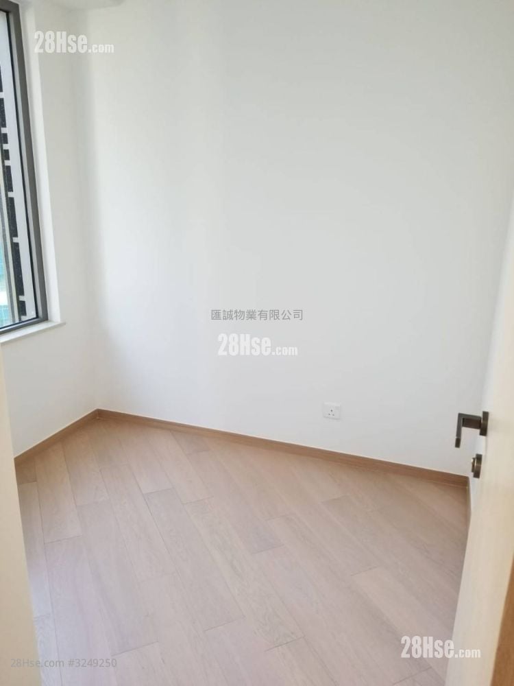 Upper East Sell 285 ft²