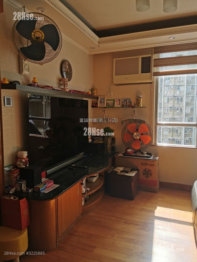 Hiu Lai Court Sell 3 Bedrooms , 2 Bathrooms 536 ft²