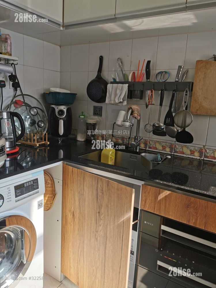 Hiu Lai Court Sell 3 Bedrooms , 2 Bathrooms 536 ft²