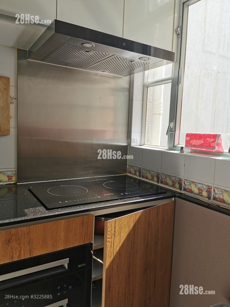 Hiu Lai Court Sell 3 Bedrooms , 2 Bathrooms 536 ft²