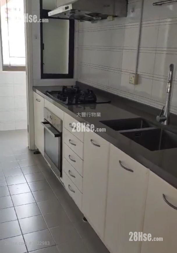 Tip Top Mansion Rental 3 Bedrooms , 2 Bathrooms 1,346 ft²