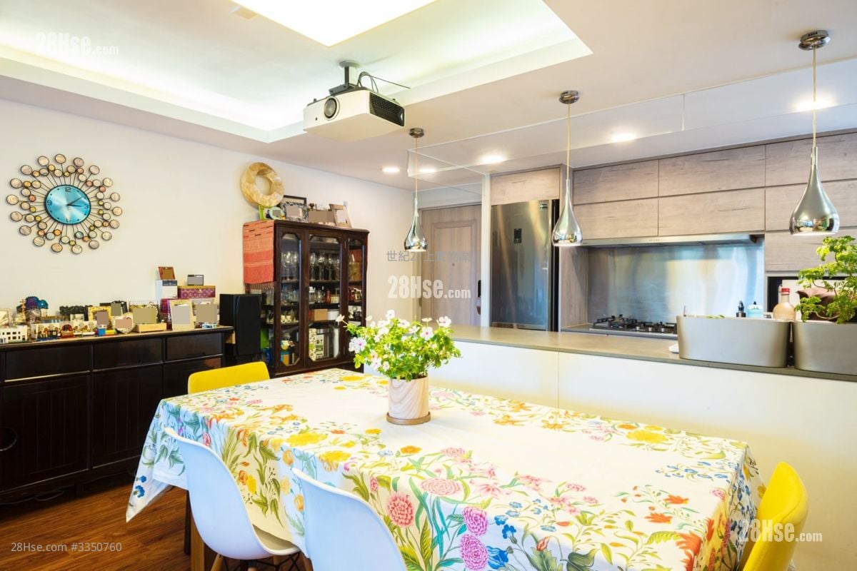 Avon Court Sell 3 Bedrooms , 2 Bathrooms 926 ft²