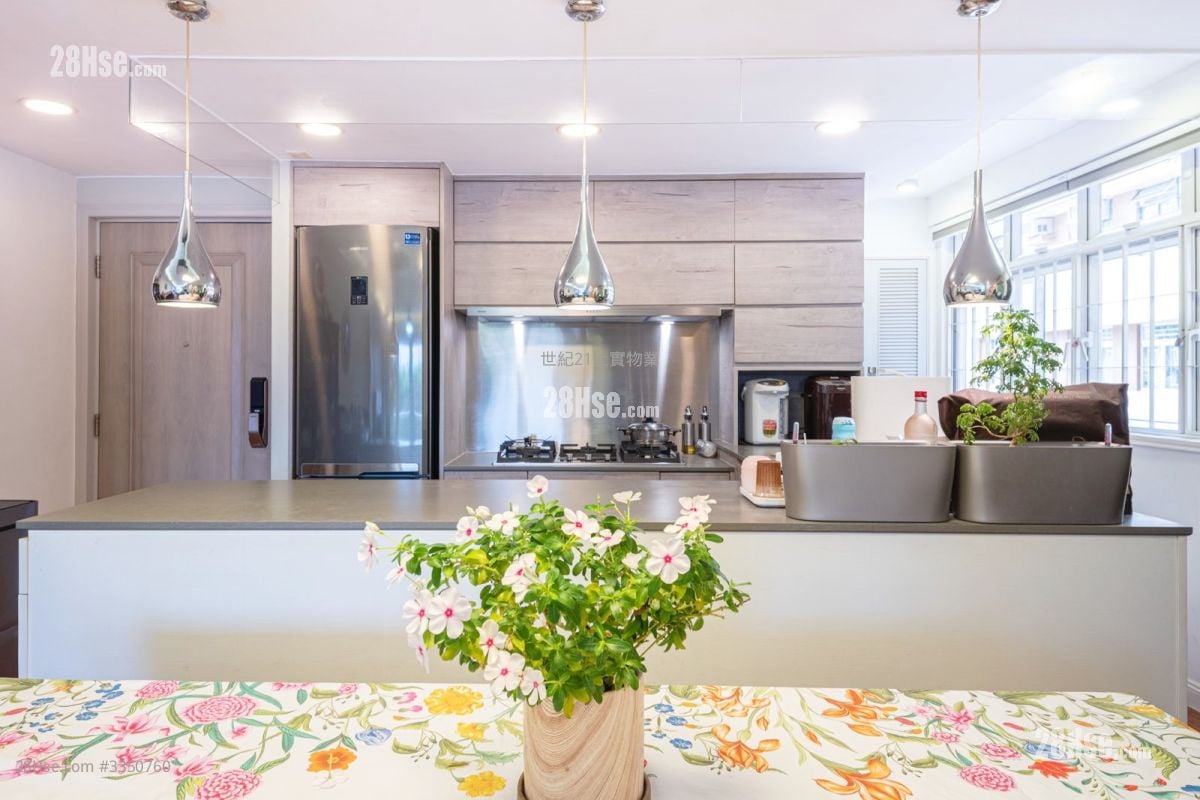 Avon Court Sell 3 Bedrooms , 2 Bathrooms 926 ft²