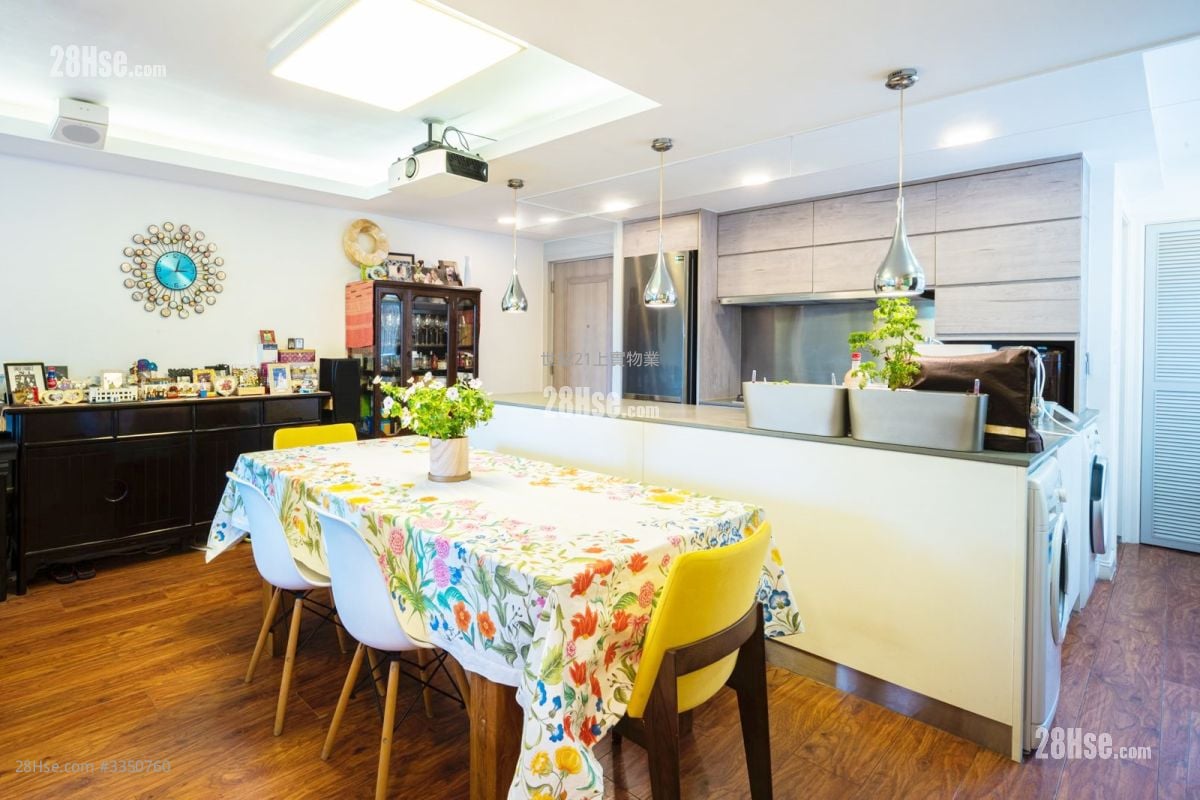 Avon Court Sell 3 Bedrooms , 2 Bathrooms 926 ft²