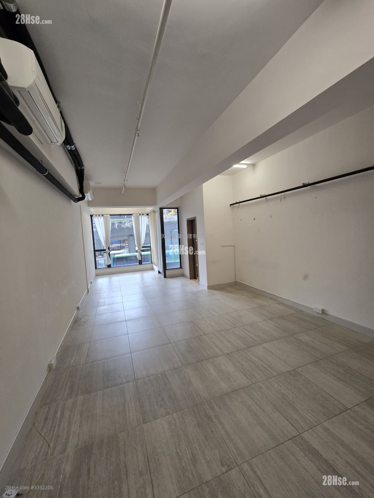 W212 Rental 1 Toilet