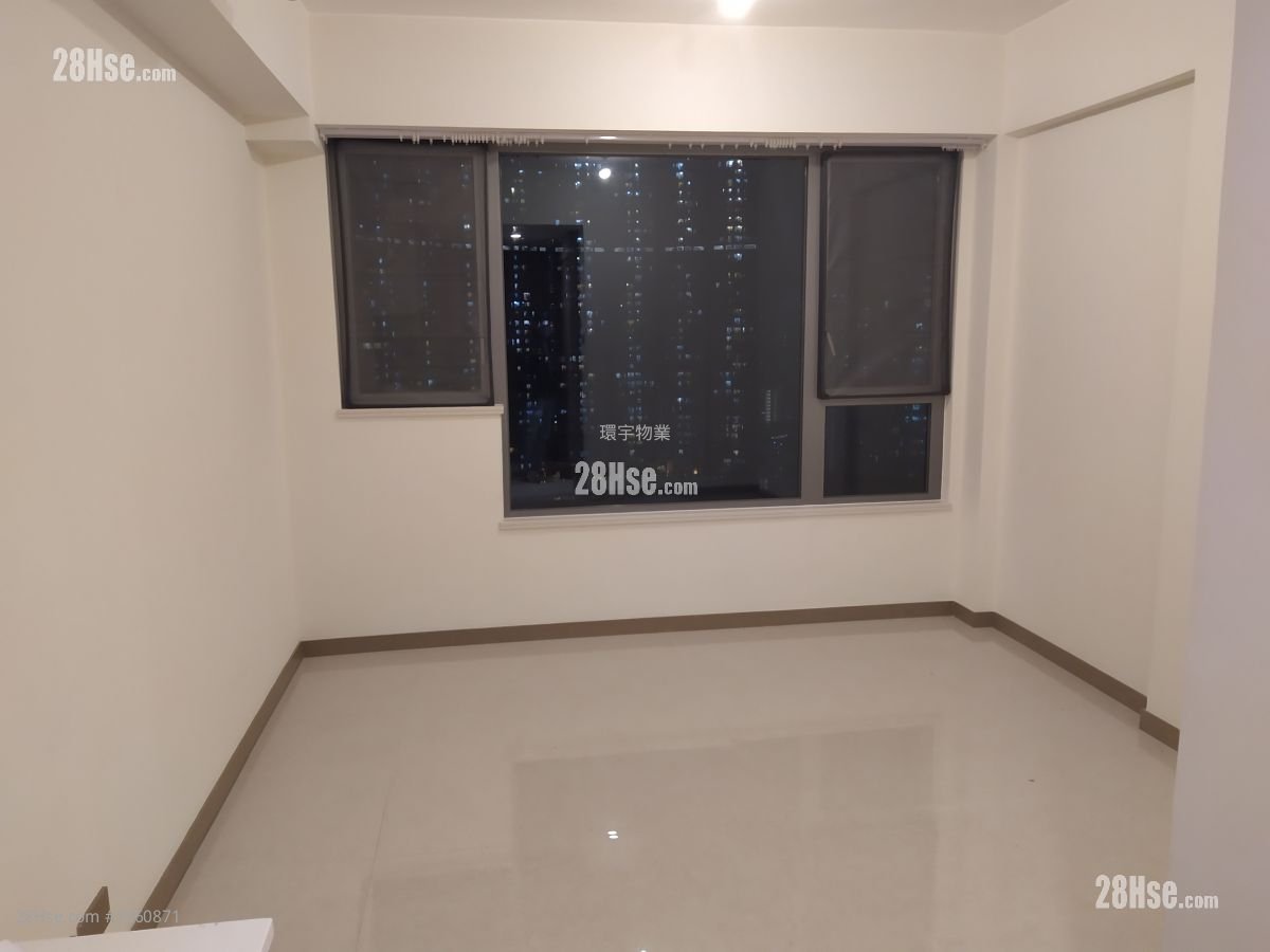 Aurora Sell Studio 217 ft² Aurora Sell Studio 217 ft²