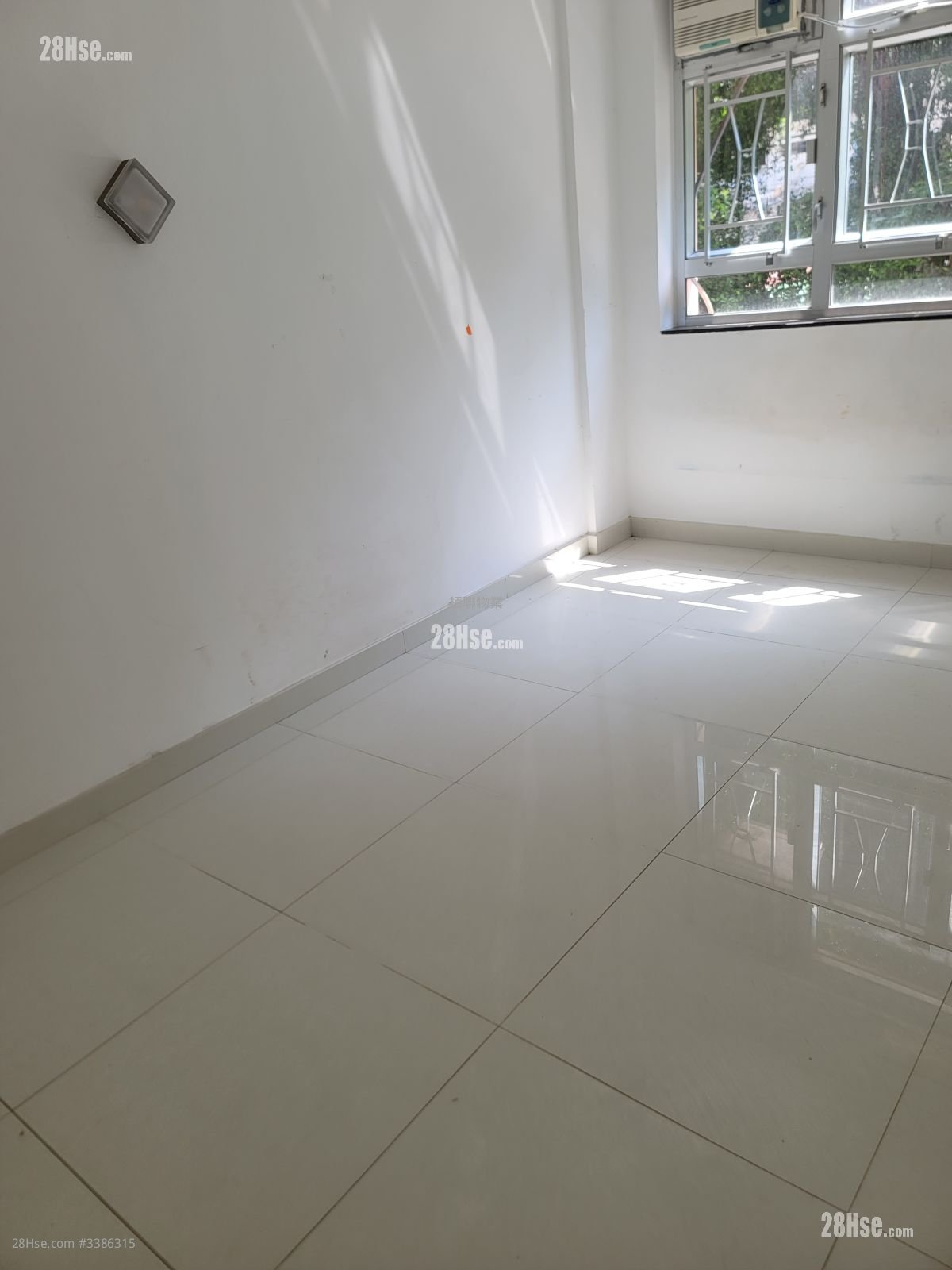 Sincere Western House Sell 3 Bedrooms , 1 Bathroom 652 ft²