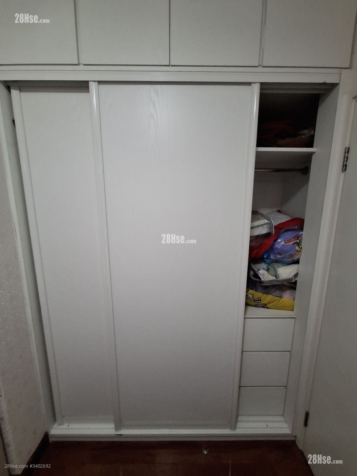 Tak Bo Building Rental 2 Bedrooms , 1 Bathroom 389 ft²