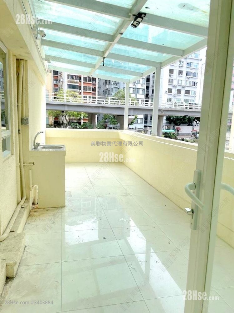 Pearl Court Sell 4 Bedrooms , 2 Bathrooms 1,070 ft²
