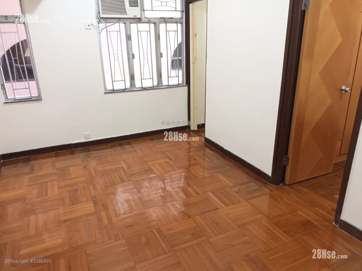 Chong Yip Centre Sell 2 Bedrooms , 1 Bathroom 329 ft²