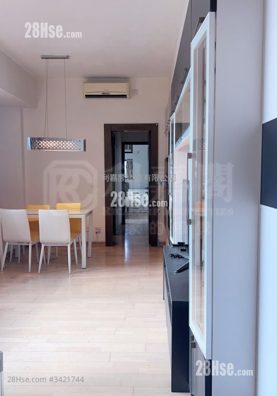 8 Royal Green Sell 3 Bedrooms , 2 Bathrooms 755 ft²