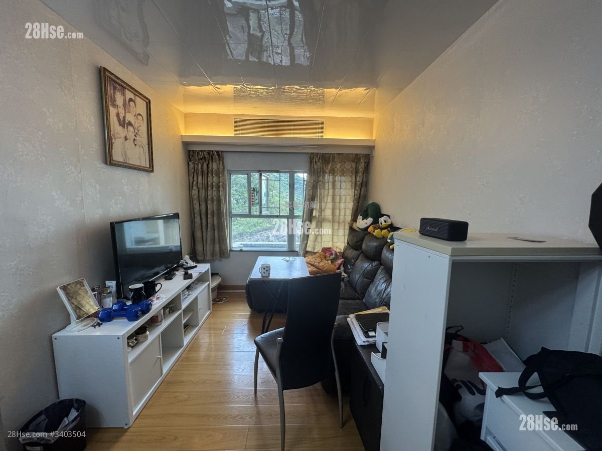 Yi Fung Court Sell 3 Bedrooms , 1 Bathroom 559 ft²