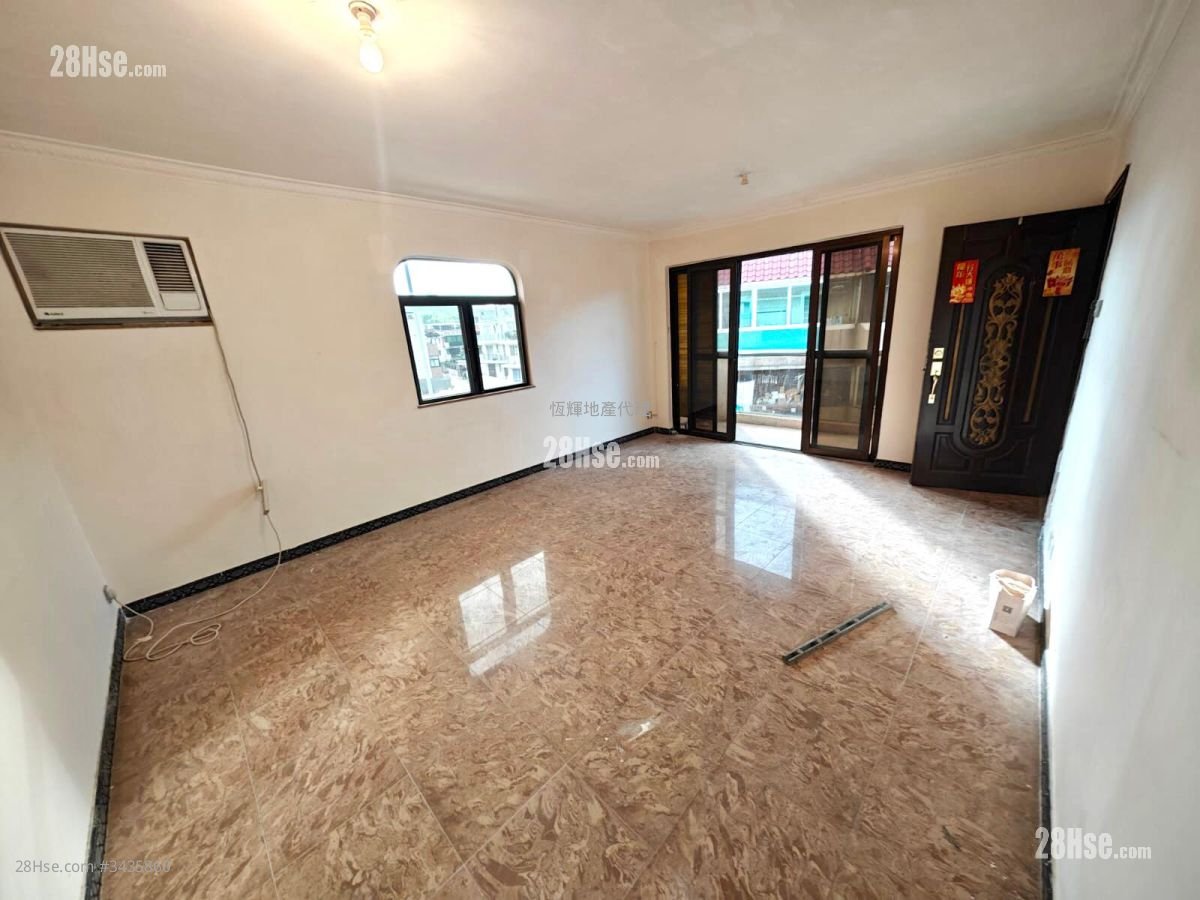 Leon Court Rental 3 Bedrooms , 1 Bathroom 700 ft²