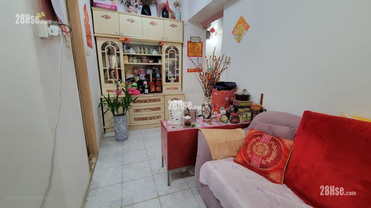 Yuet Yuen Building Sell 2 Bedrooms , 1 Bathroom 327 ft²