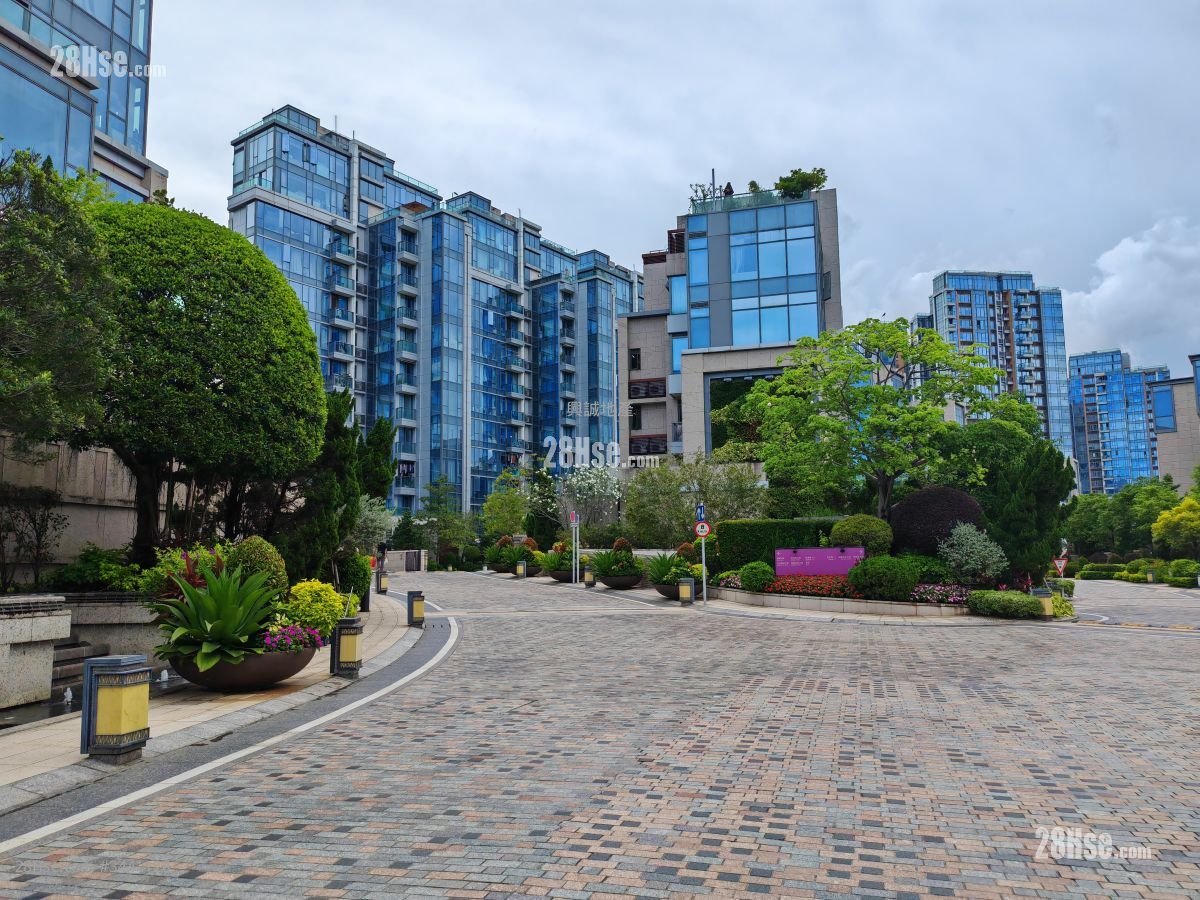 Riva Rental 5+ Bedrooms , 4 Bathrooms 1,086 ft²
