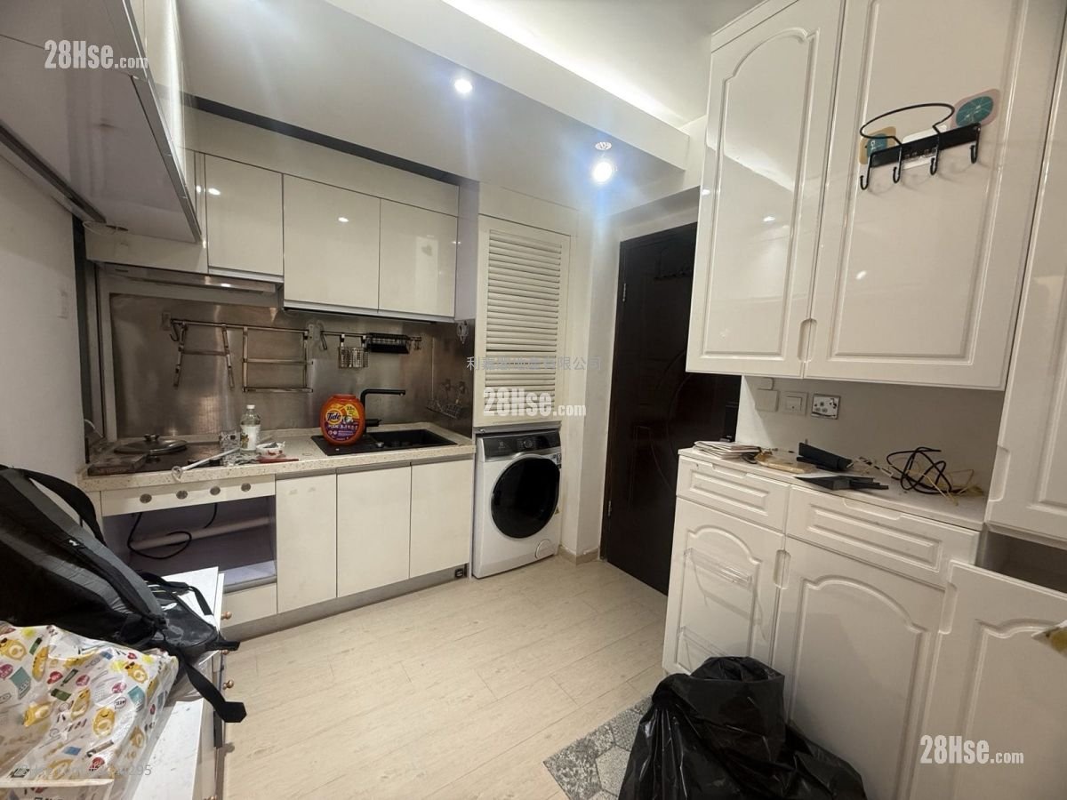 Hilton Plaza Rental 283 ft²