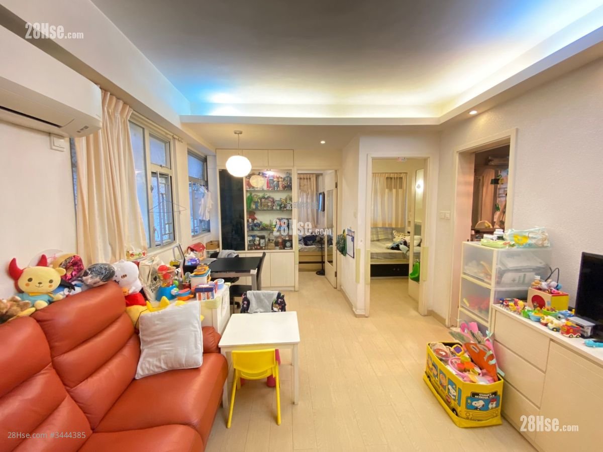 Tong Nam Mansion Sell 3 Bedrooms , 1 Bathroom 449 ft²
