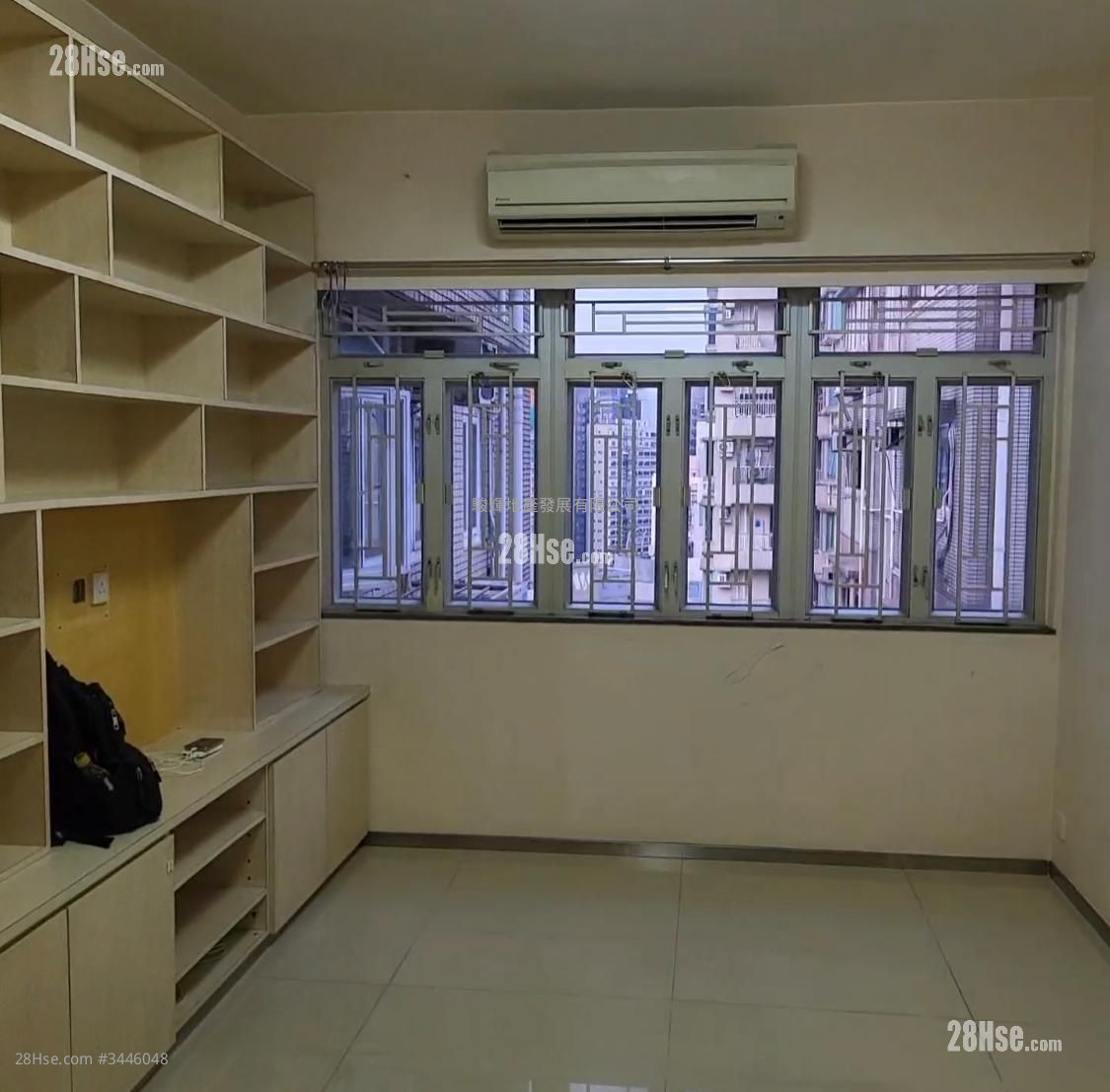 Yan On Building Sell 4 Bedrooms , 1 Bathroom 774 ft²