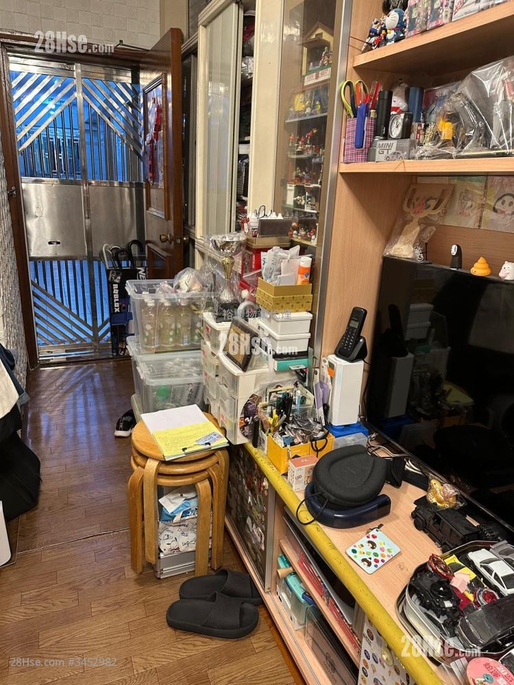 Siu Fung Court Sell 2 Bedrooms , 1 Bathroom 297 ft²