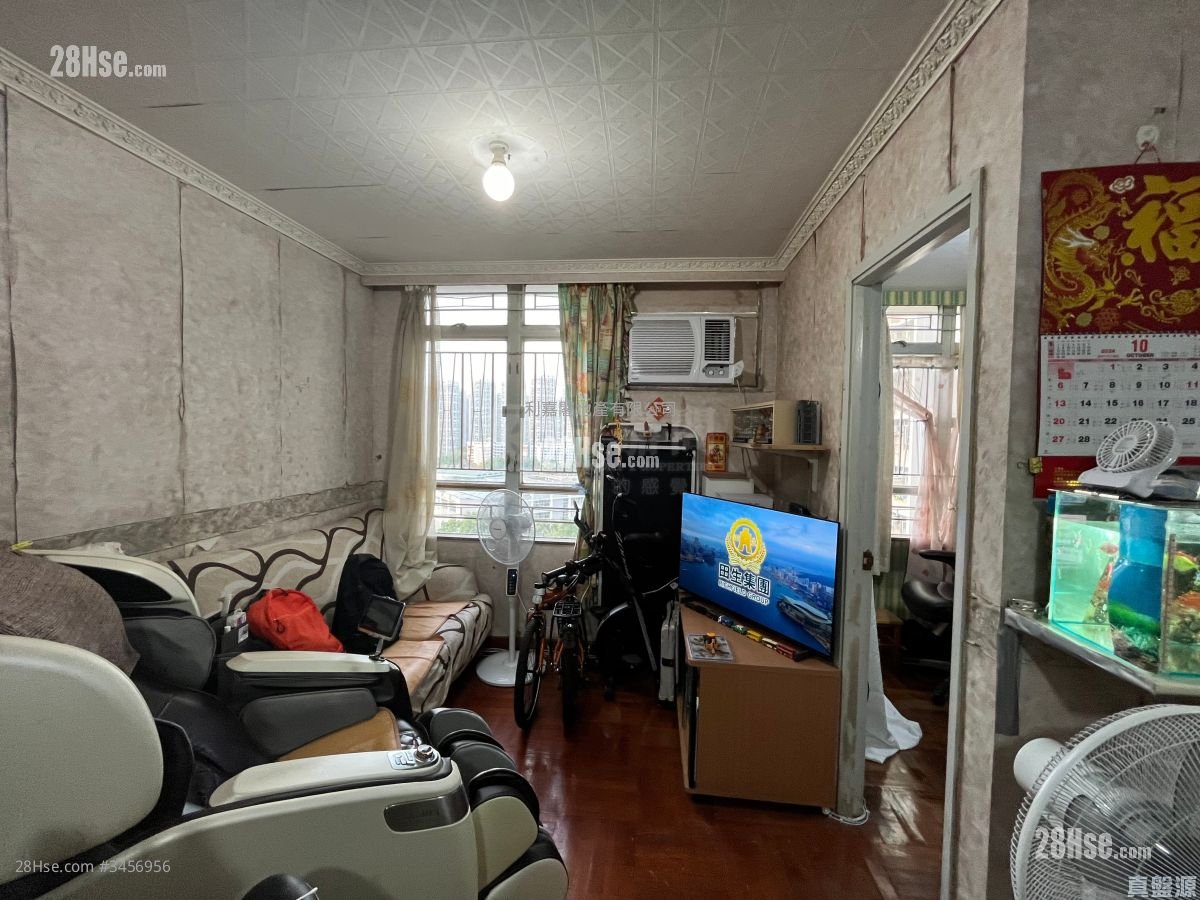 Tin Lai Court Sell 3 Bedrooms , 1 Bathroom 601 ft²