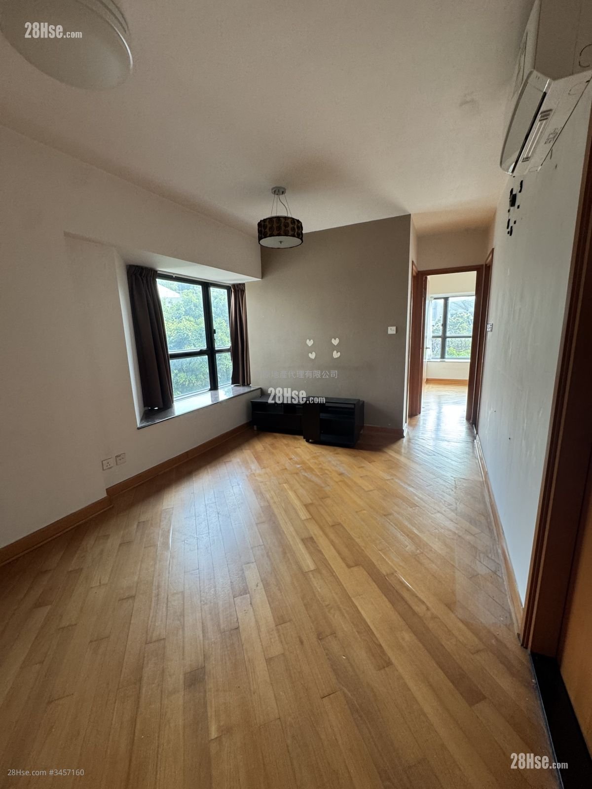 Beneville Sell 2 Bedrooms , 1 Bathroom 428 ft²