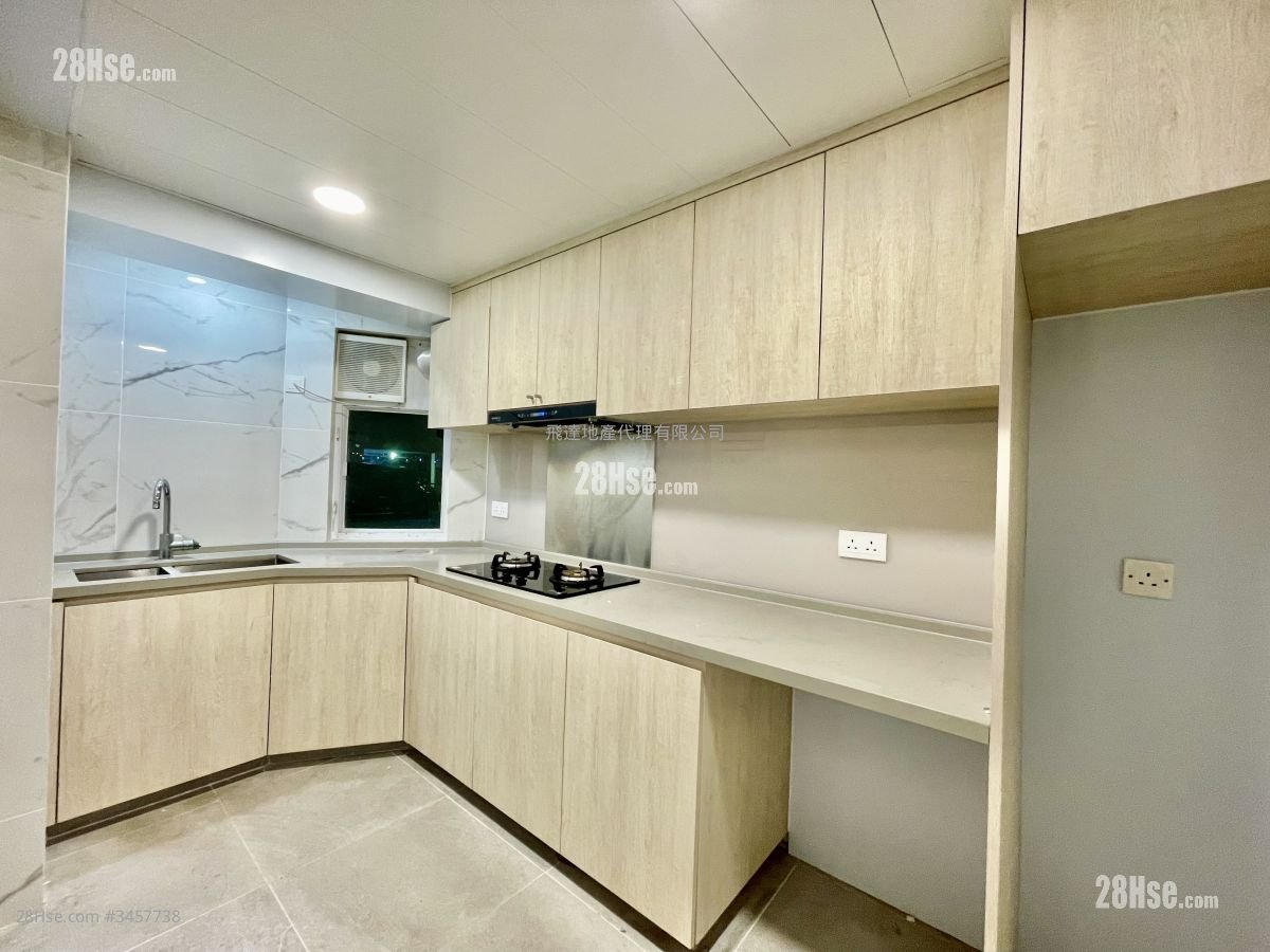 Merlin Court Rental 3 Bedrooms , 2 Bathrooms 970 ft²